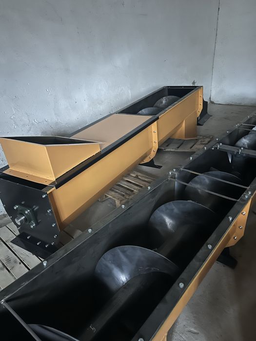 Шнековий транспортер у коробі. Шнек. Транспортер зернопогрузчик.