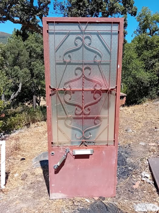 Portas em ferro com postigo para vidro
