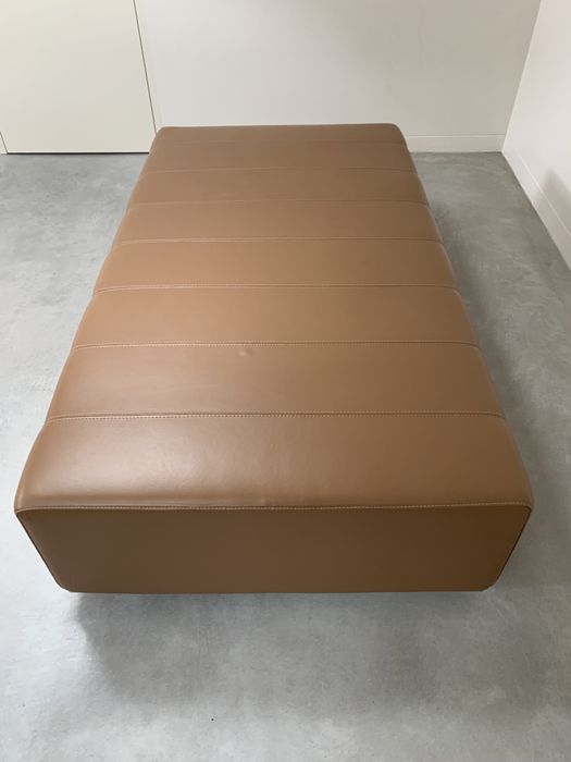Banqueta em pele camel estilo Minotti