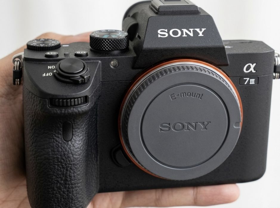 Sony A7 III (Impecável) + Cage SmallRig | Apenas 3.855 Disparos!