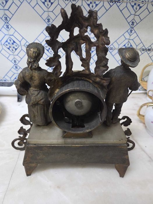 Relógio antigo manual com figuras metálicas e motivos rococó do seculo 18