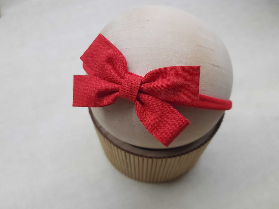 Czerwona opaska kokardka święta sesja zdjęciowa