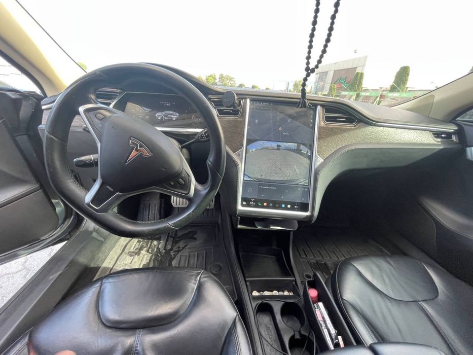 Tesla Model S 2013 рік