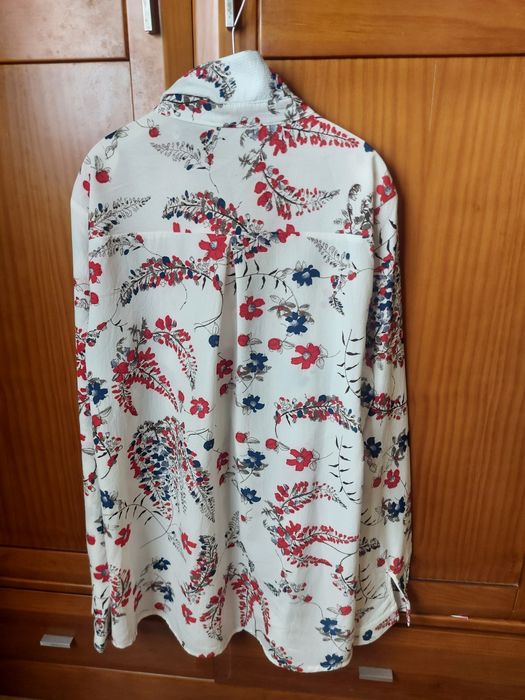 Camisa florida de mulher