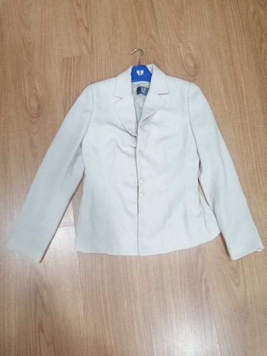 Casaco e calças de fato em beje claro