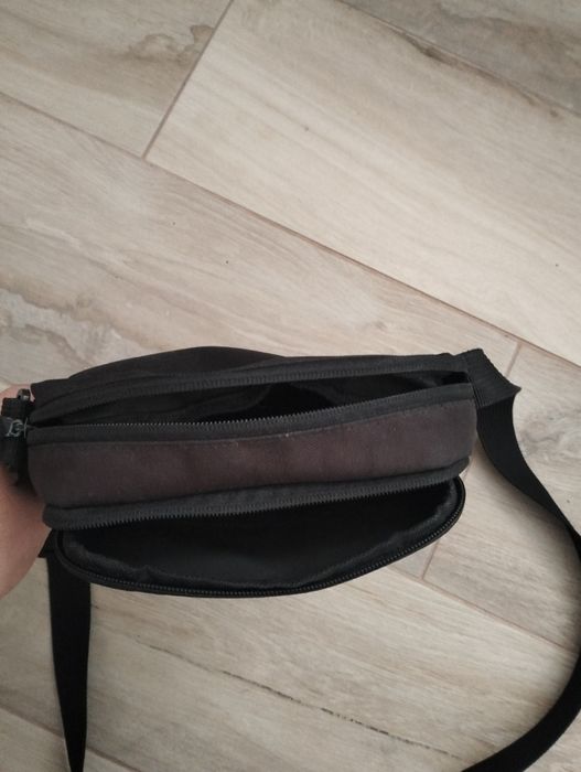 Bolsa Adidas uzada pocu