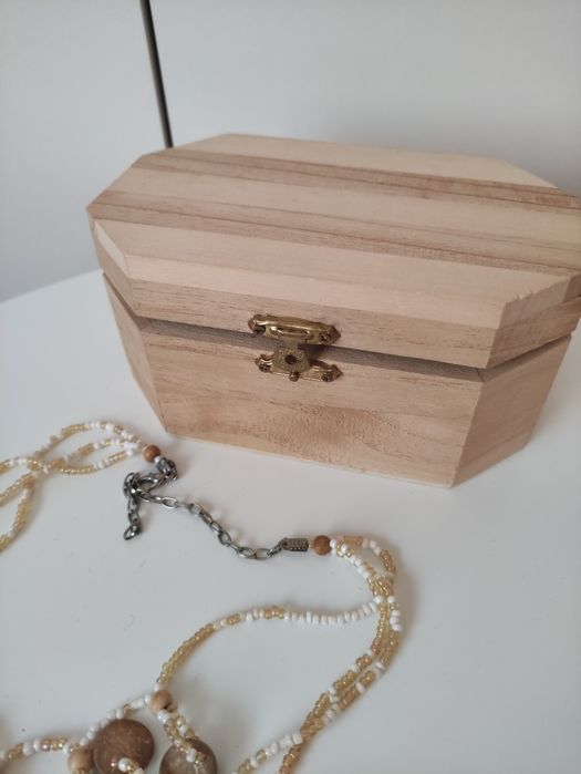 Kuferek drewniany na biżuterię+ naszyjnik