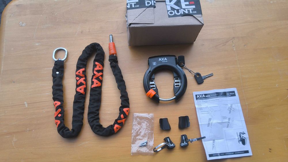Blokada podkowa AXA Defender 4001 + Łańcuch 140 x 5,5 + specjalne uchwyty na taśmach stalowych
