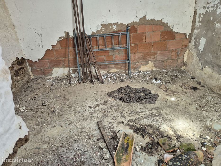 Moradia terrea para reconstruir na Aldeia dos Fernandes