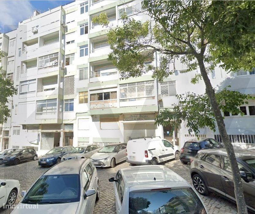 Loja em Benfica com 99 m2 – Crie o seu negócio à medida