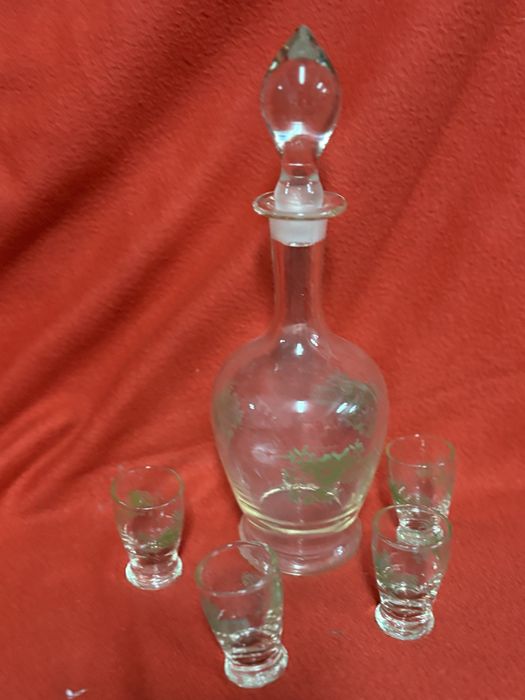 Garrafa antiga com copos