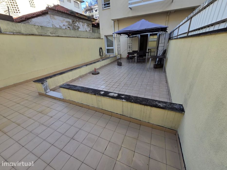 Apartamento T0, com Terraço e mobilado