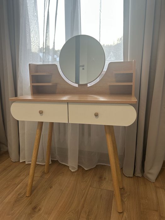 Toaletka z lustrem i dwoma szufladami