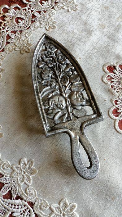 Aluminiowa podstawka pod żelazko Róże vintage