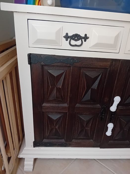 Móvel aparador de madeira