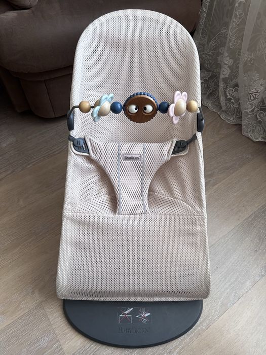 Шезлонг BabyBjorn Balance Soft Mesh + іграшка