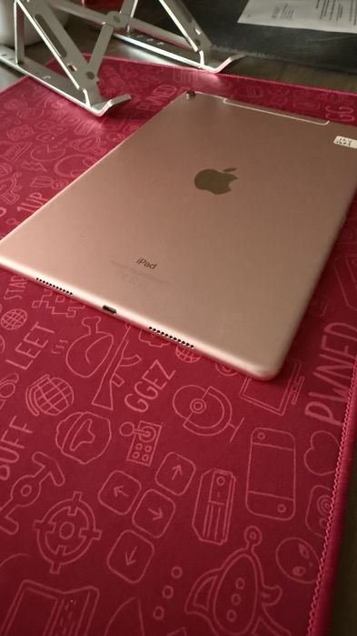 iPad Pro 10.5” Rose Gold + Teclado Bluetooth — 160€