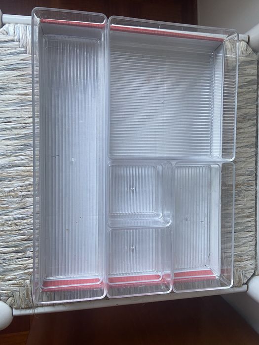 Caixa de plastico com cinco divisorias