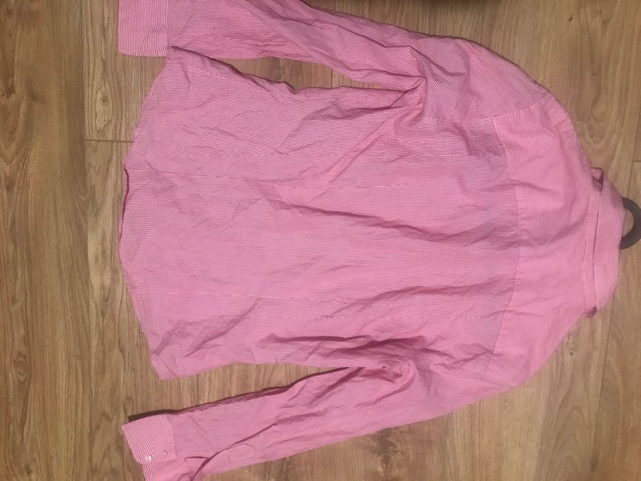 Czerwona koszula marki Benethon