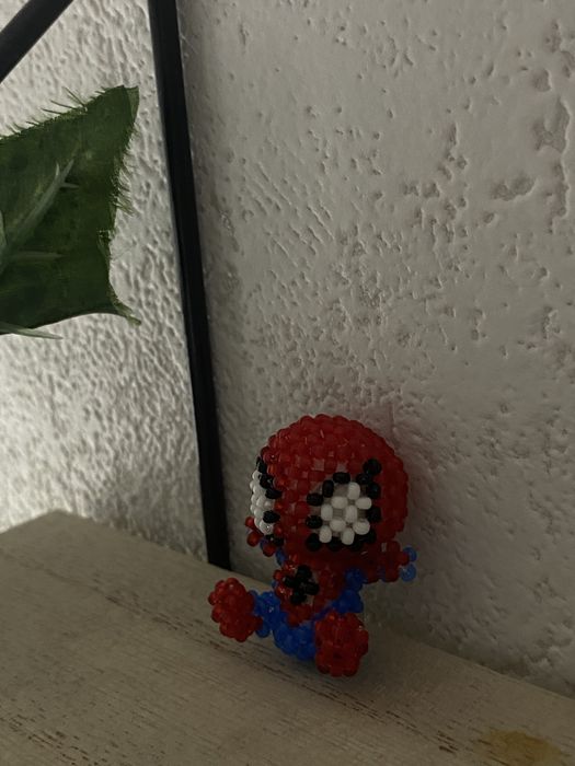 Людина-павук із бісеру