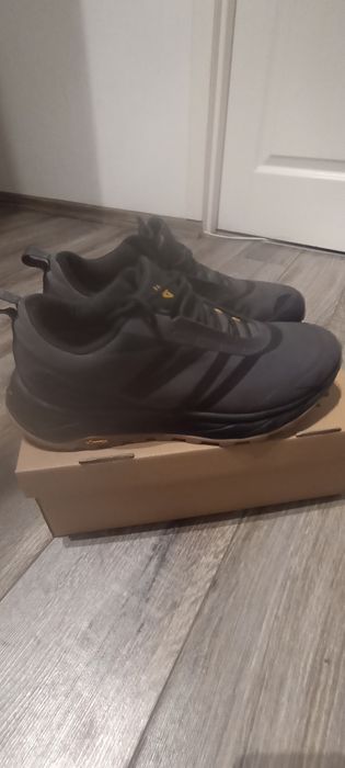 Sprzedam buty 4F. rozmiar 42.