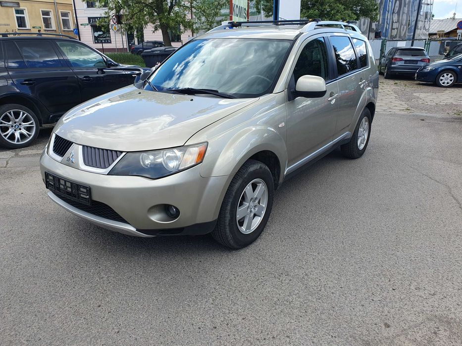 Mitsubishi Outlander 2,4i 4x4