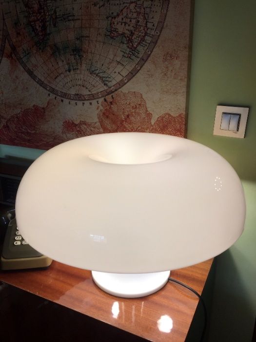 Candeeiro Artemide Nesso Branco de Giancarlo Mattioli e Città Nuova.