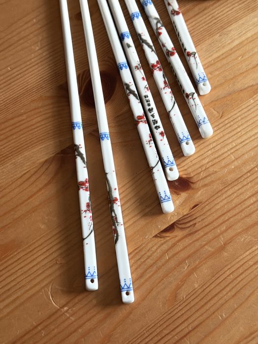 Ceramiczne pałeczki do sushi 7 sztuk + 4 podstawki