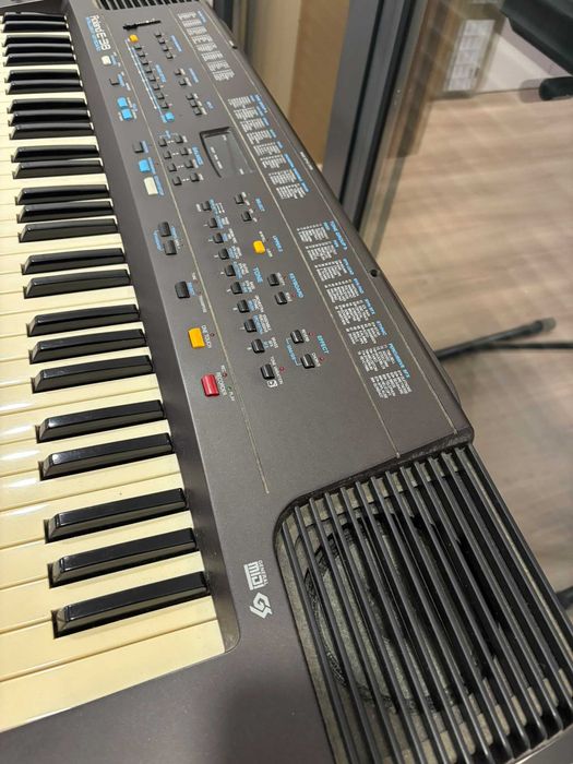 Teclado musical Roland E-38 de 61 teclas com suporte Quik Lok