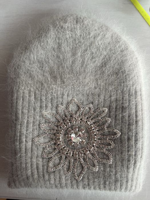 Szara szapka angora z cerkoniami