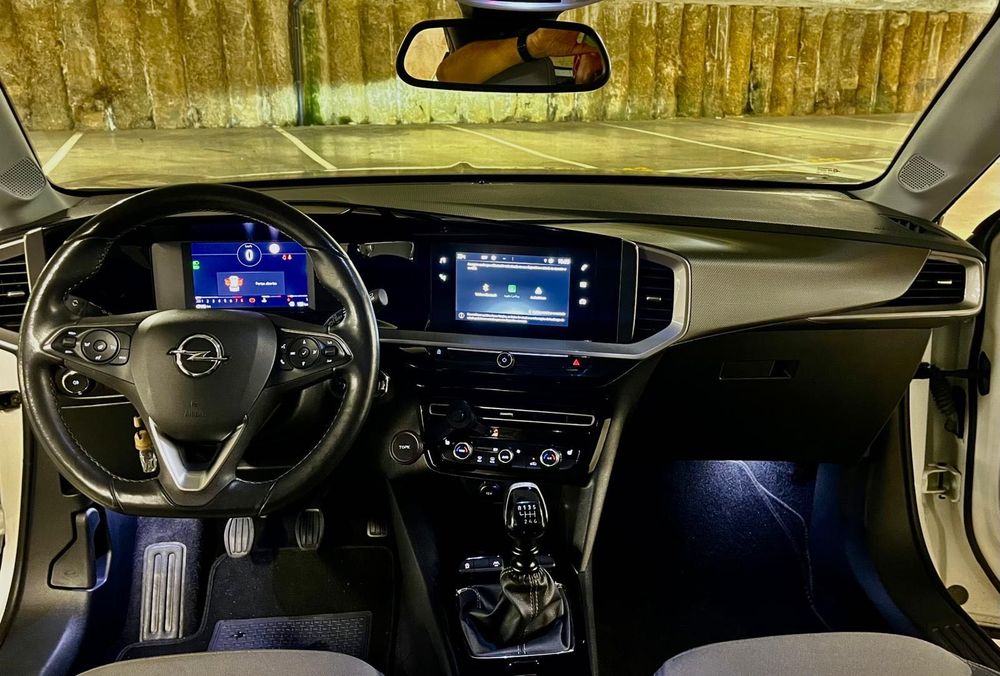 Opel Mokka Turbo Elegance, a gasolina, caixa manual, 100 cv, matrícula de julho de 2023.  Viatura nacional, com 49.000 km, segundo proprietário,