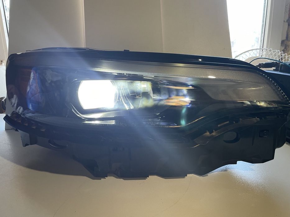 Продам праву ліву  фару Jeep Cherokee KL оригінал