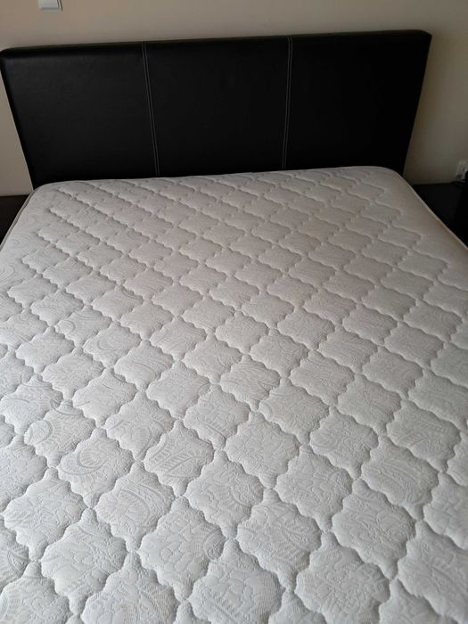 Cama de casal em madeira de castanho e pele