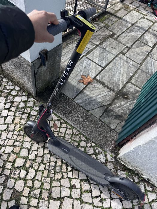 Trotinete Xiaomi  , com caixa e leva um capacete novo