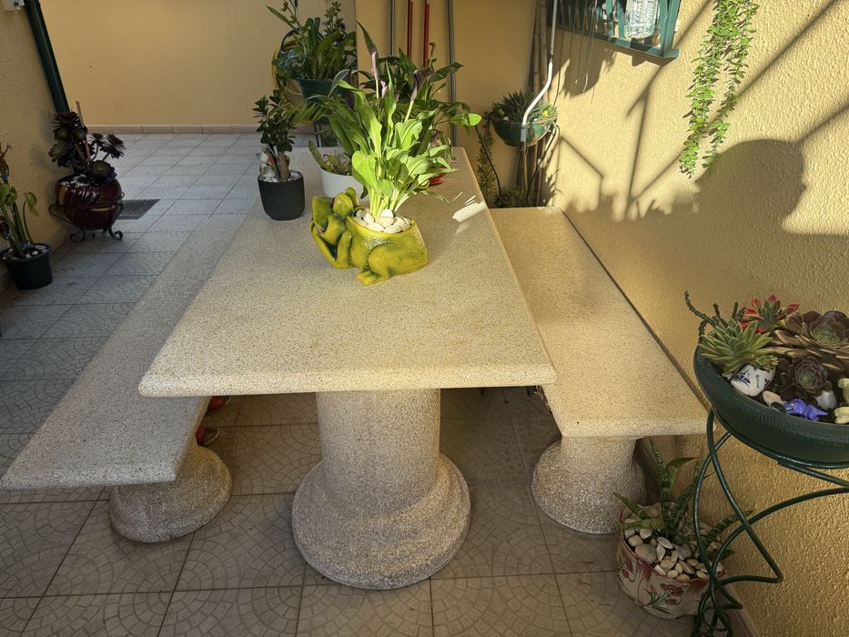 Mesa de Jardim com bancos