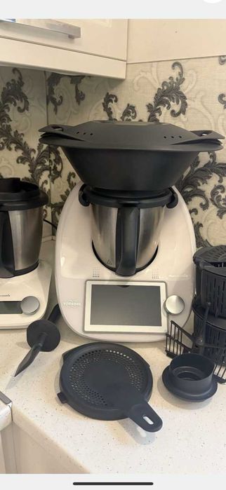 Sprzedam Thermomix TM6 + Friend – zestaw z akcesoriami
