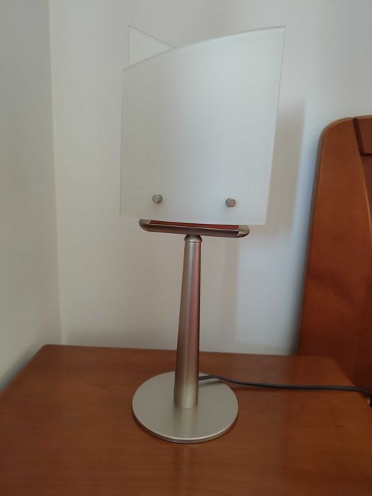 Candeeiro de teto e mesa de cabeceira