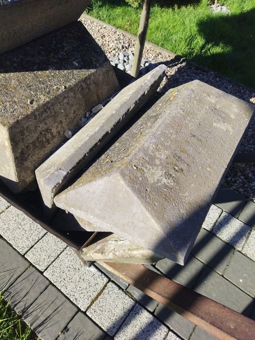 Za darmo gruz z płotu. Całe betonowe pustaki i daszki.