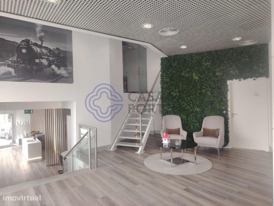 Loja no centro do Porto com 300m2 como nova.