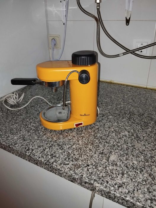 Máquina de café (relíquia)trabalha muito bem