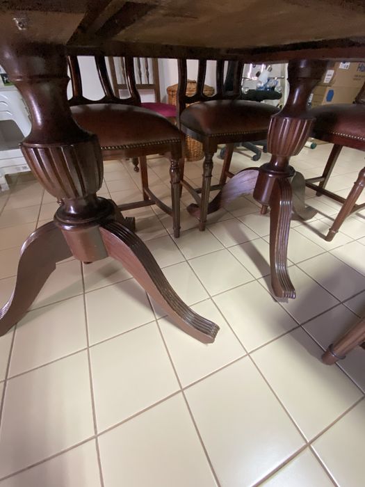 Mesa jantar oval extensível em mogno mais seis cadeiras em pele