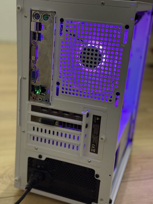Komputer gamingowy z zestawem