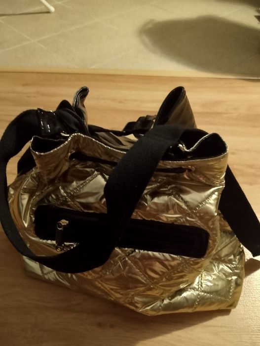 Nowa pikowana torebka czarno-zlota  typu worek