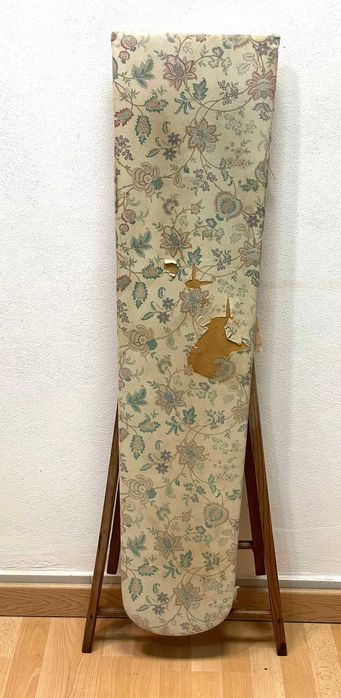 Tabua de passar a ferro antiga em pinho