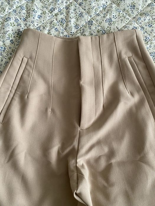 Нові класичні, сучасного крою брюки на дівчину.