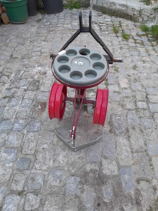 Plantador de batatas de uma linha para trator.