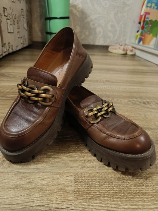 Лофери коричневі на тракторній підошві