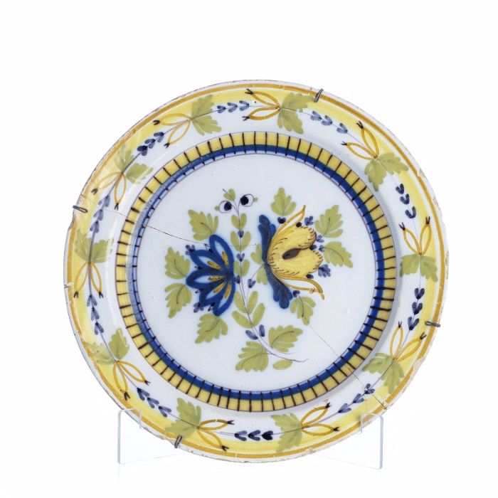 Dois pratos antigos em faiança portuguesa