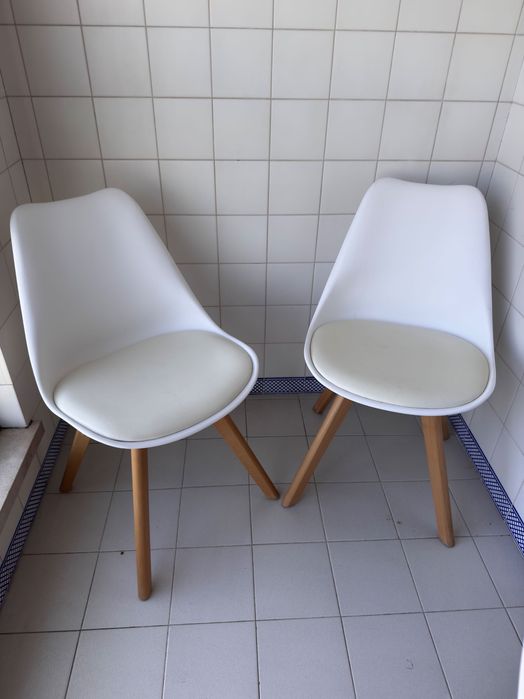 Mesa + 2 cadeiras