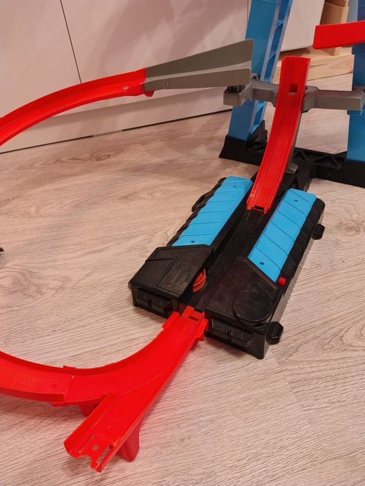 Tor hot wheels wieża podniebne kraksy